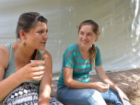 Nina und Mafer amüsieren sich (vermutlich über andere Gäste).