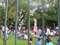 Viele Menschen und noch mehr Wein, aber die Statue gibt ihren Segen.