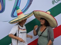 Nina und Nina mit Sombreros.