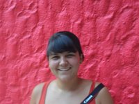 Aus der Serie: Nina vor bunten Wänden.