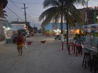 Abendstimmung am zentralen Platz des Ortes.