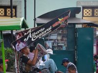 Der Punk an sich braucht saubere Schuhe, und bleibt gleich noch auf dem neuesten Stand der Nachrichten.