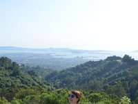 Franzi genießt den Ausblick und die Sonne.