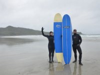 Courty und Kili vor dem Sprung in die Wellen