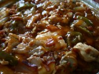 Poutine, Pommes mit Käse, Bratensoße, Speck, Jalapenos und Hühnchen. Reicht für eine Woche.